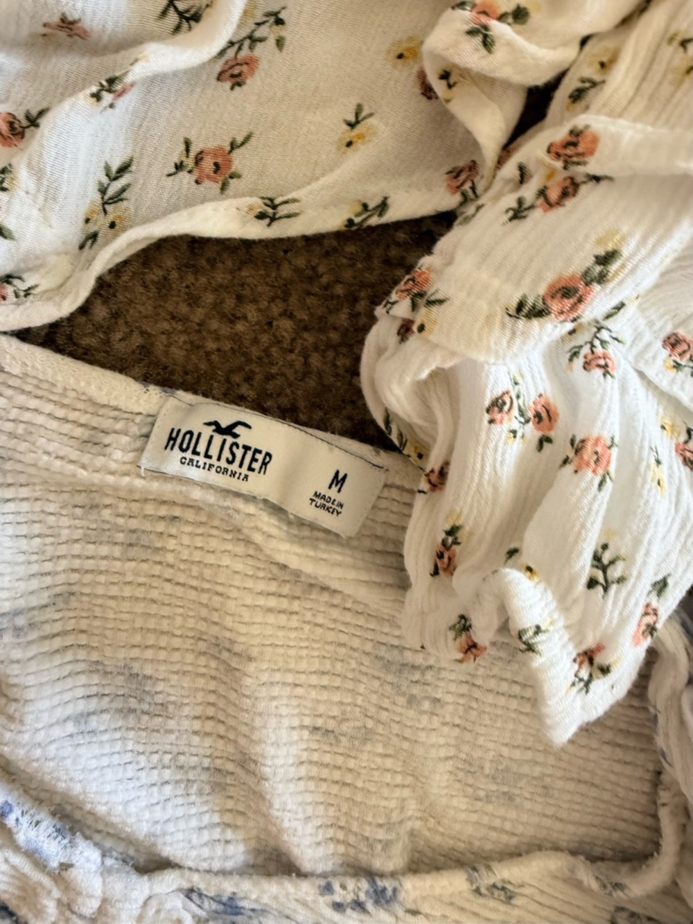 Hollister lot 5- White Floral, White Butterfly & Bright Pink Crop - Picture 6 of 9